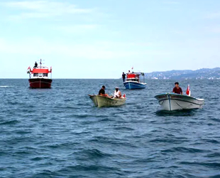 Sürmene’de tekne balıkçıları, mazot ödülü için yarıştı