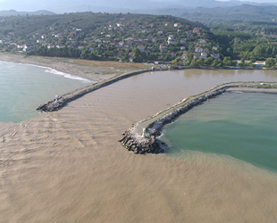 Melen Çayı’ndan akan çamur, Karadeniz’i kahverengiye bürüdü