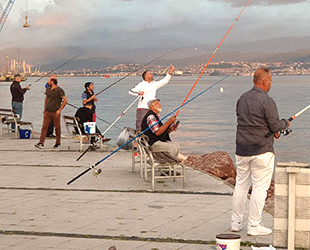 İzmit Körfezi sahilleri olta balıkçılarıyla doldu