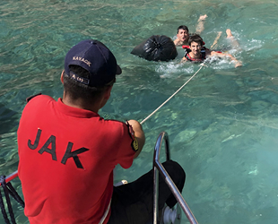 Fethiye’de deniz kıyısında mahsur kalan tatilcileri JAK kurtardı