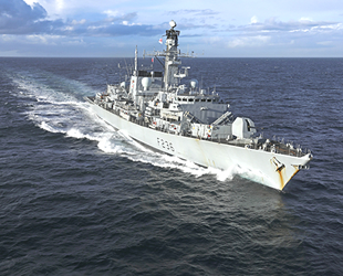 Hürmüz Boğazı'ndan geçen İngiliz bandıralı gemilere 'donanma' eşlik edecek