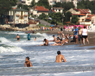 Akçakoca’da plajlar tatilcilerle yeniden dolmaya başladı