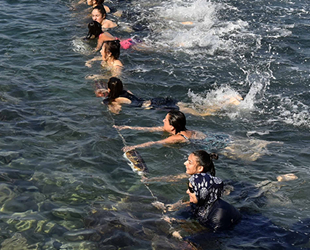 Muratpaşa Belediyespor Yıldız Kadın Hentbol Takımı, denizde antrenman yaptı