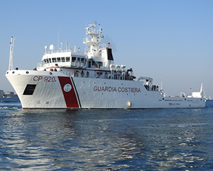 İtalya, Sahil Güvenlik gemisindeki göçmenlerin karaya çıkmasına izin verdi