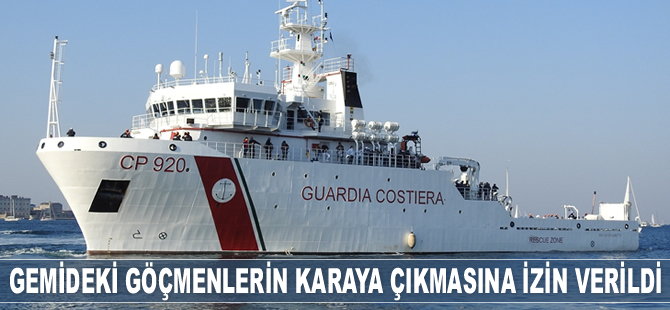 İtalya, Sahil Güvenlik gemisindeki göçmenlerin karaya çıkmasına izin verdi