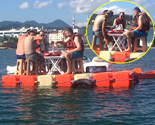 Denizin ortasında duba üzerinde kahvaltı yaptılar