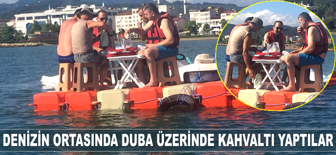 Denizin ortasında duba üzerinde kahvaltı yaptılar