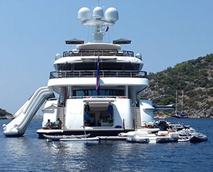 'Sea Rhapsody' isimli lüks yat için deniz ortasında su parkı kurdular