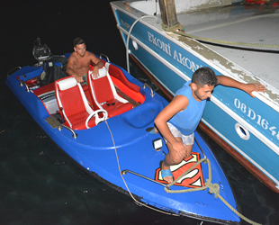 Denizde mahsur kalan gençleri balıkçılar kurtardı