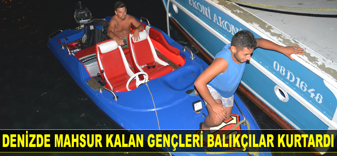 Denizde mahsur kalan gençleri balıkçılar kurtardı
