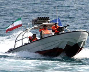 İran, Basra Körfezi'nde iki tekneye el koydu