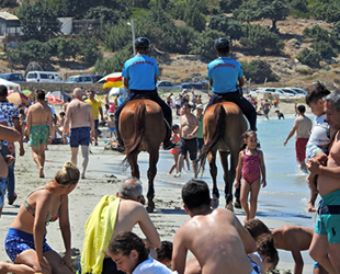 Atlı Jandarma ekibi, Çeşme plajlarında göreve başladı