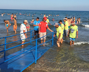 Mersin Yemişkumu Halk Plajına ‘engelli rampası’ yapıldı