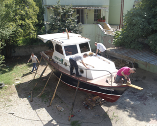 Denize 4 kilometre uzakta mahalle arasında tekne inşa ettiler