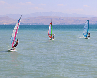 Van Gölü’nde rüzgar sörfü yaygınlaşıyor