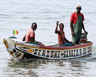 Senegalli balıkçılar, okyanusun kıyısında balık tutuyorlar