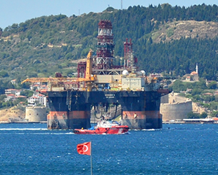 ‘Scarabeo 9’ isimli petrol arama platformu Çanakkale Boğazı'ndan geçti