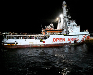 100 göçmen, 19 gün sonra karaya ayak bastı