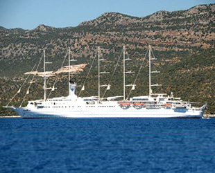 ‘Club Med 2’ isimli yelkenli yolcu gemisi, Demre’ye geldi
