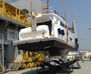 Singapur'a satılan lüks yat nakliye gemisine yüklendi