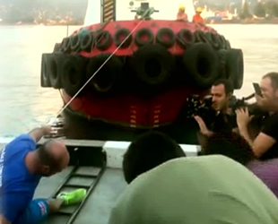 Giorgi Rostomaşvili, tek parmağıyla 200 tonluk römorkörü çekti