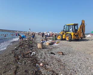 Zonguldak’ta selin getirdiği odunlar kıyıya vurdu