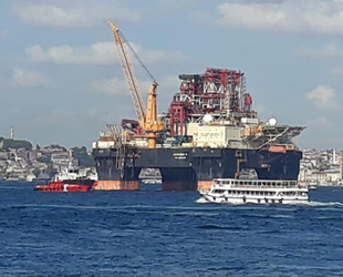 ‘Scarabeo 9’ isimli petrol arama platformu İstanbul Boğazı'ndan geçti