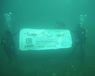 AKEM, 30 Ağustos Zafer Bayramı'nı Van Gölü'nün derinliklerinde kutladı