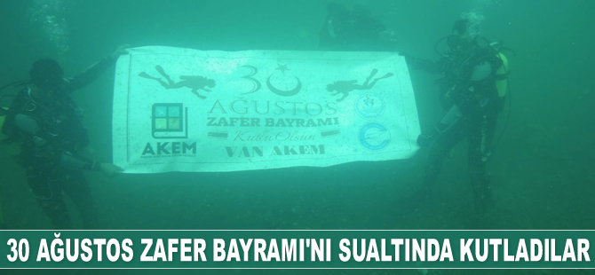 AKEM, 30 Ağustos Zafer Bayramı'nı Van Gölü'nün derinliklerinde kutladı