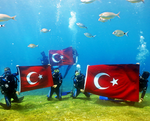 30 Ağustos Zafer Bayramı'nın 97. yılını denizin dibinde kutladılar