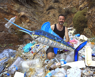 Sahilden topladığı atıkları sanat eserine dönüştürüyor