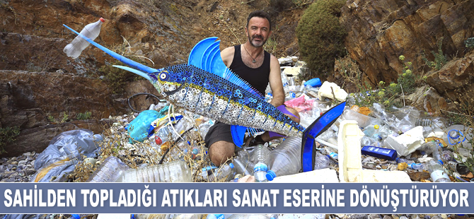 Sahilden topladığı atıkları sanat eserine dönüştürüyor