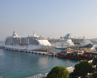 Kuşadası'na 3 kruvaziyerle 4 bin 230 yolcu geldi