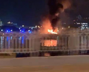 BAE'de içerisinde 100 araç bulunan gemide yangın çıktı