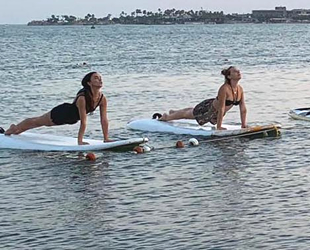 Çeşme’de sörf tahtası üzerinde yoga yapıyorlar