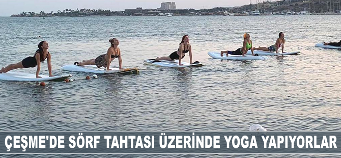 Çeşme’de sörf tahtası üzerinde yoga yapıyorlar