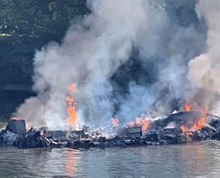 Thames Nehri’nde teknede yangın çıktı: Yolcular nehre atlayarak kurtuldu...