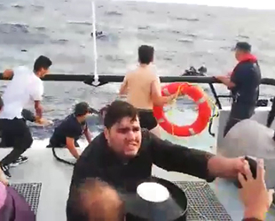 Mehmetçik düzensiz göçmenleri dev dalgaların arasından almış