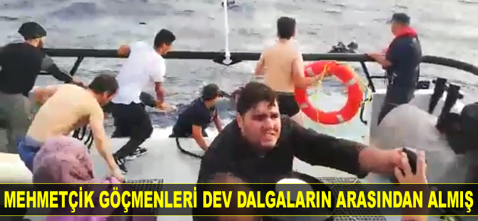 Mehmetçik düzensiz göçmenleri dev dalgaların arasından almış