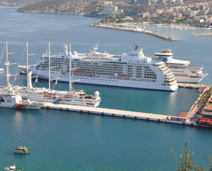 Kuşadası’na 3 yolcu gemisiyle 2 bin 600 turist geldi