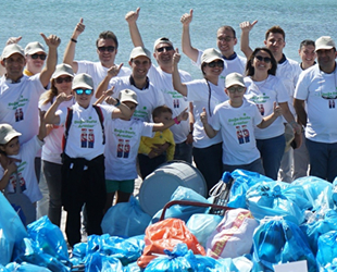 Doğa dostu Araslar, Çeşme’de kıyı temizliği yaptı