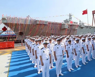 Çin'in ilk helikopter platformlu çıkarma gemisi suya indirildi