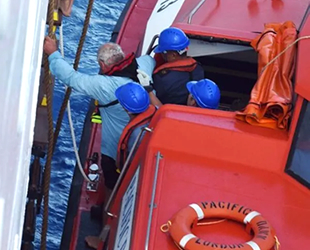 Yatları su almaya başlayan kişilerin imdadına ‘Pacific Dawn’ isimli yolcu gemisi yetişti