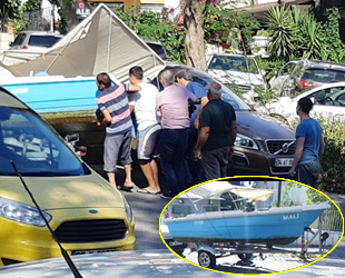 Kaş’ta tekne otomobilin üzerine devrildi