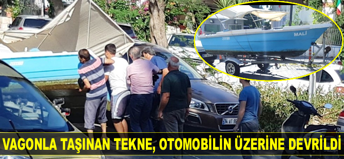 Kaş’ta tekne otomobilin üzerine devrildi