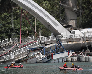 Tayvan’da 140 metrelik köprü, balıkçı teknelerinin üzerine çöktü