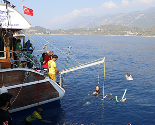 Kaş'ta serbest dalış ve paletli yüzme şenliği devam ediyor