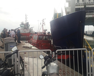 Fırtına iskeleye bağlı motorun halatını kopardı