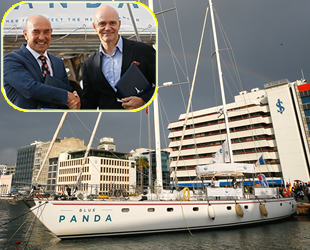 Blue Panda yelkenlisi İzmir Körfezi'ne demir attı