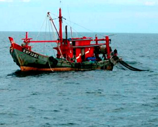 Endonezya'da kaçak avlanan 21 balıkçı teknesi batırıldı